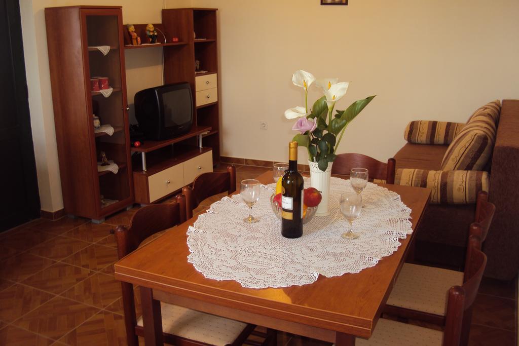 Milutinov Dvor Apartments Врси Экстерьер фото