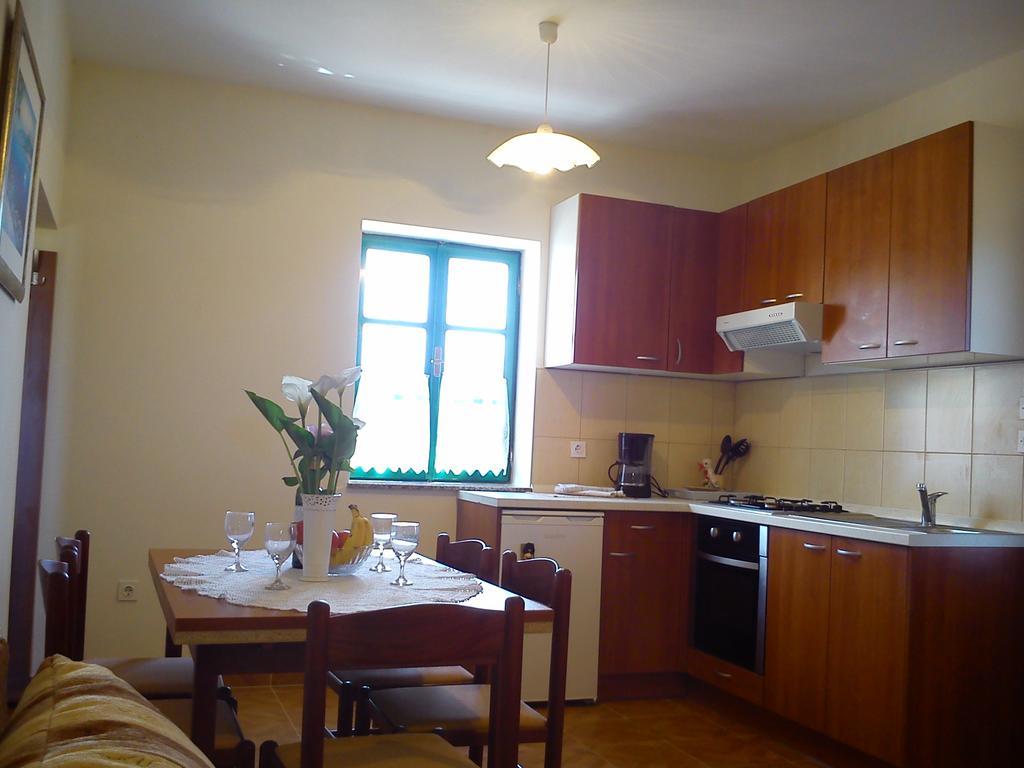 Milutinov Dvor Apartments Врси Экстерьер фото